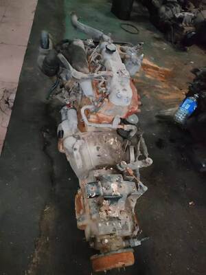Parties de camions japonais moteur avec transmission en bon état pour Isuzu pick up/NKR 4JB1 4JB1T en vente